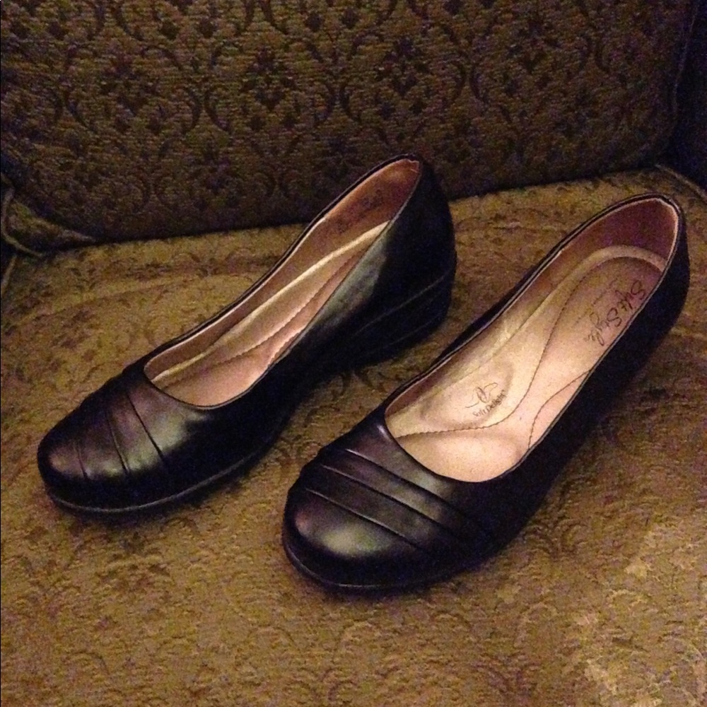 EUC Hushpuppies Black Slip on Wedge Shoes Size 8